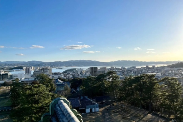 松江が誇る地酒「李白」の蔵元が松江のグルメ・酒場・観光スポットを完璧ナビゲート！ 最高の1泊2日松江酒旅プラン完成!? きき酒師の漫才師「にほんしゅ」が巡る山陰・松江！（前編）
