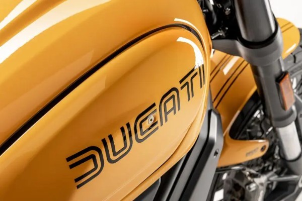 スクランブラーファミリーにトリビュート PROとアーバン・モタードの2モデル追加