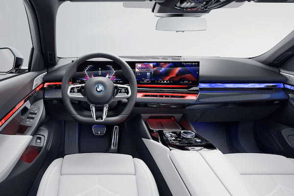 BMW 新型5シリーズに「ツーリング」を追加。EVの「i5ツーリング」も初投入【公式動画】
