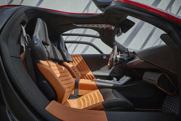アルファロメオ『33ストラダーレ』のインテリアにALCANTARA®を採用