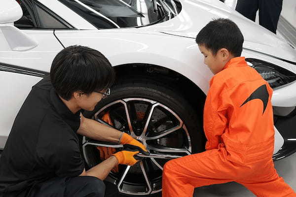 小学生がスーパーカーのメンテナンスを学ぶ！マクラーレンがキッズ向けエンジニア体験イベントを実施