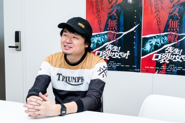 こんな口裂け女見たことない! ツヨカワ”コワイ”都市伝説ヒロイン爆誕『先生!口裂け女です!』ナカモトユウ監督インタビュー