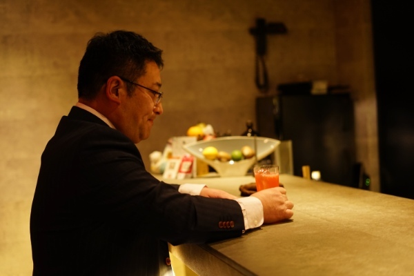 バーで「あちらのお客様からです」ってお酒を渡せば恋は生まれるのか