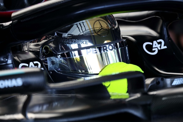 ルイス・ハミルトンの2023F1日本GP用ヘルメット・デザインを手がけた空山基さんインタビュー