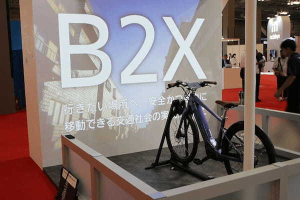 ITSを利用して自転車の出会い頭事故を避ける「パナソニックのB2X」を体験