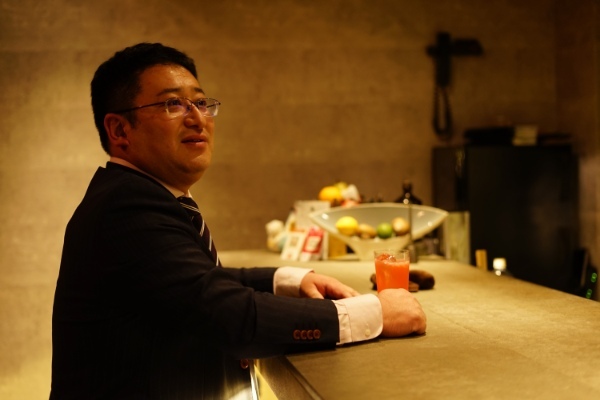 バーで「あちらのお客様からです」ってお酒を渡せば恋は生まれるのか