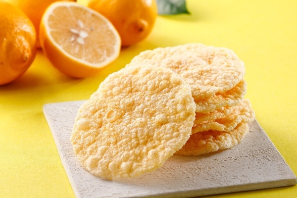 夏季限定!まろやかな酸味と爽やかな香りが特徴の“八丈フルーツレモン”を使用した人気の季節味「天ぷらせんべい れもん塩」が今年も登場