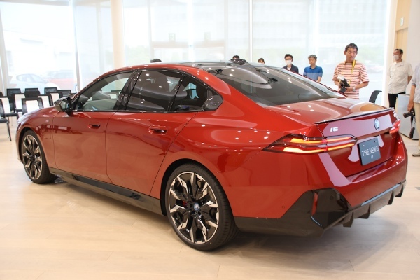 BMWの期間限定ポップアップ・エキシビションで、8世代目に進化を遂げた新型5シリーズを発表