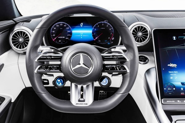 新型「メルセデスAMG SL 43」上陸　F1由来の電動ターボ搭載