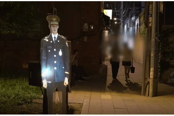 夜の公園に“警察官の幽霊”が出没…？ 韓国警察が導入した「ホログラム警察」が不気味すぎるの画像1