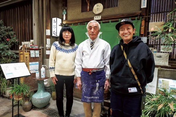 江戸の老舗「砂場総本家」で昼呑み 蕎麦に精通する先輩に学ぶ 粋な“蕎麦屋呑み”の流儀