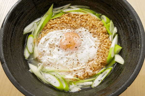 7割が失敗するチキンラーメンの卵乗せ 「公式の作り方」で完璧に固まる