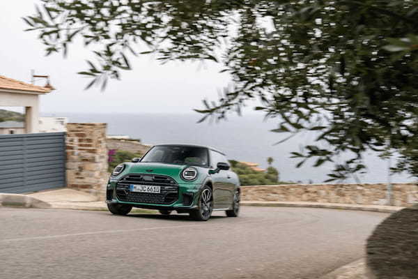 JCWトリムの新型｢MINI クーパーS｣､スポーティなデザインとブランドならではのパフォーマンス！