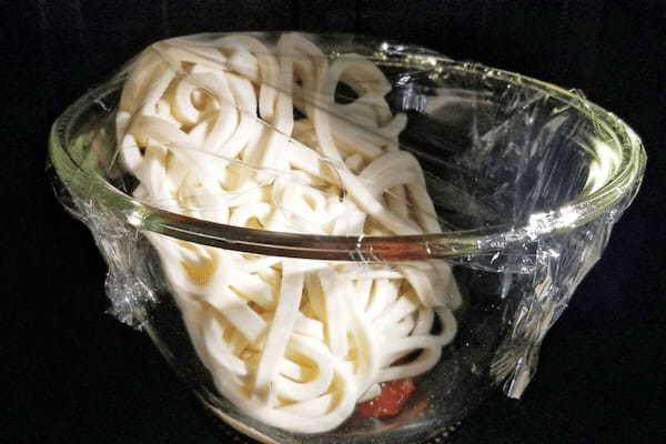 まみ氏の「甘辛ねぎたま豚うどん」はレンチン1回でOK　スタミナメニューが爆速で完成