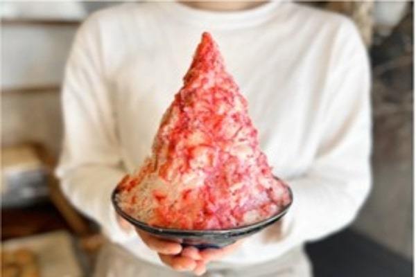 話題のパン屋が夏季限定でイートイン開始！【高さ20cm超】冷凍完熟いちごを削った贅沢かき氷を限定販売！