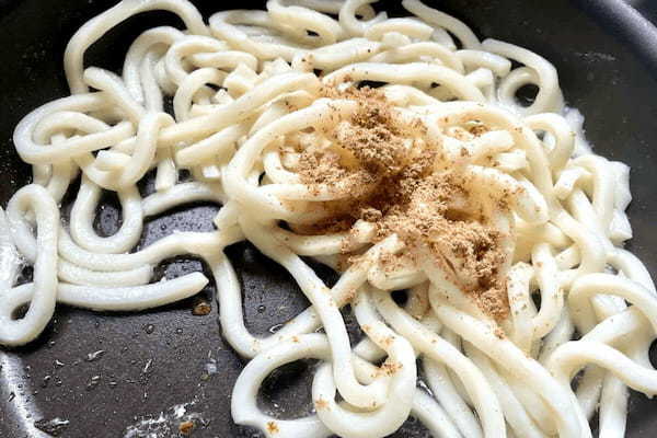「具材はニラだけ」 和田明日香さんの“焼きうどん”が簡単でウマすぎる