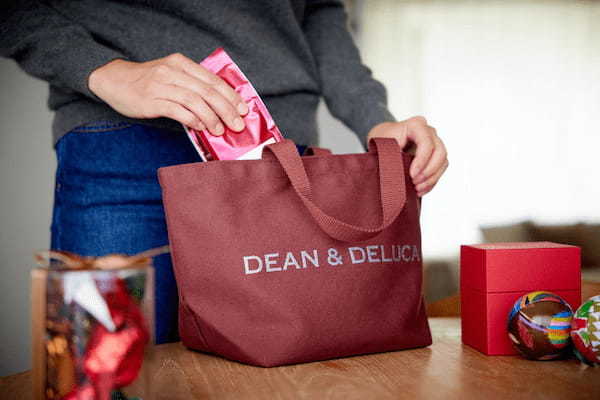 【DEAN & DELUCA】世界の子どもたちに「おいしい」を届けよう「A BAG FOR HAPPINESS 2024」チャリティトートバッグが数量限定で発売