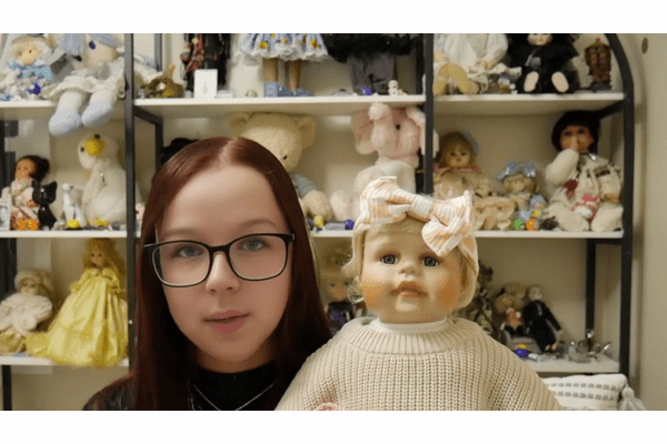 “54体の呪いの人形”と暮らす女性「人形がアレクサをハッキングして勝手に音楽を流す」の画像1