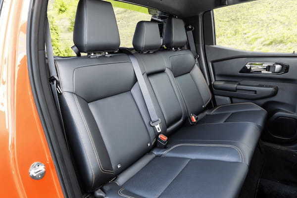三菱 1トンピックアップトラック新型「トライトン」の国内販売スタート。冒険心を煽るゴツいデザインで登場