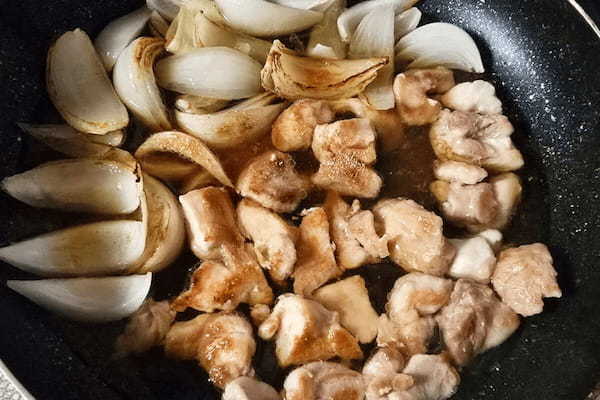 「新玉ねぎと鶏もも肉」あったら作って! ワンパンで完成の激ウマおかず