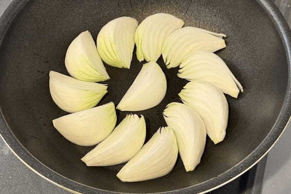 「焼くだけなのに感動」ロバート馬場の“新玉ねぎステーキ”が想像以上のウマさ