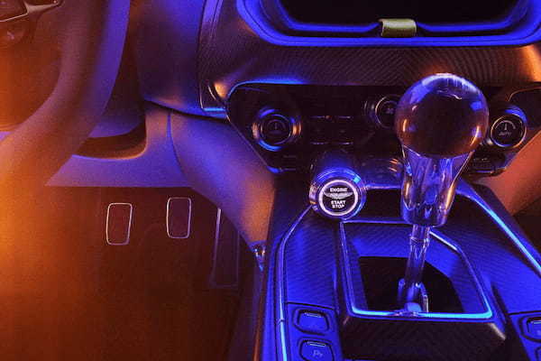 アストンマーティン、V12ツインターボ＋6速MT搭載の「Valour」世界初公開。内燃機関時代の最後のモデル
