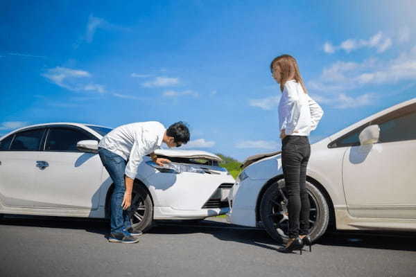 違反してるんだから文句は言えない？駐車違反車両にぶつけてしまったら「お咎めなし」で済むのか