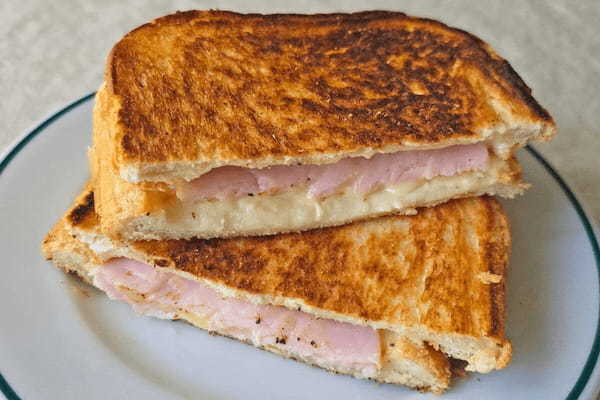 フライパンで作る「チーズたっぷりホットサンド」が激ウマ これはズルい…