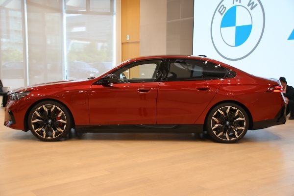 BMWの期間限定ポップアップ・エキシビションで、8世代目に進化を遂げた新型5シリーズを発表