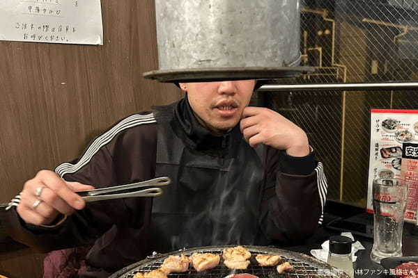 焼肉食べていた知人が突如豹変、その姿に目を疑う　「完全にジャミロクワイ」と話題に…