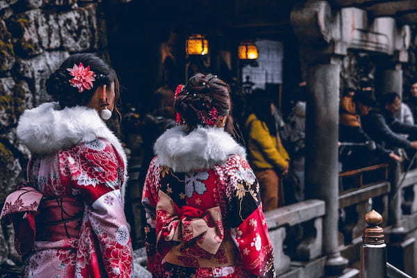 「綾羅錦繍」とはどんな意味の四字熟語?その成り立ちや類義語は?