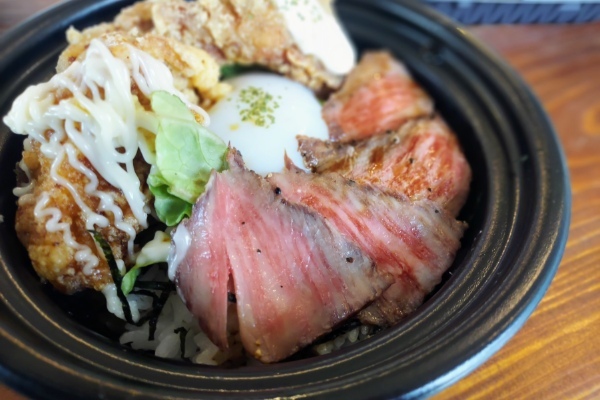 【菊池市】ウシドリのお弁当はからあげ、チキン南蛮、それにあか牛まで入ったまさに牛鶏三昧！
