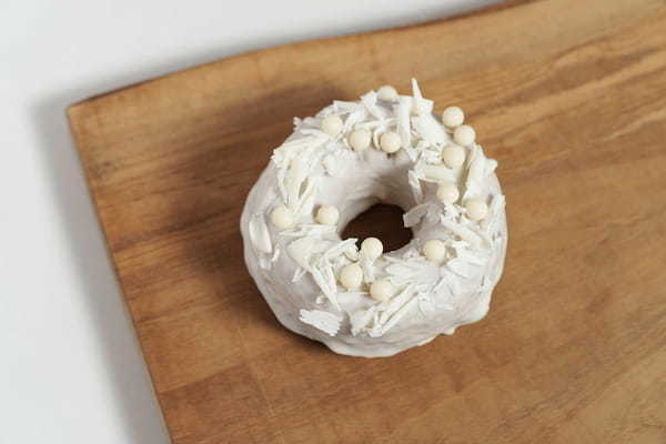 【koe donuts】牛乳石鹸「カウブランド赤箱」と初のコラボレーション！ふわふわの泡をイメージした焦がしバタードーナツが登場