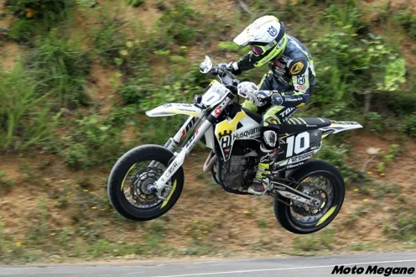 ドリフトにジャンプ! 変態的なバイクレース、スーパーモトって知ってる?【全日本スーパーモト選手権シリーズ】
