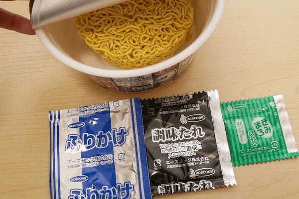 新トレンドの「釜玉まぜそば」がカップ麺に　エースコックの新商品がまろやかでクセになる味わい