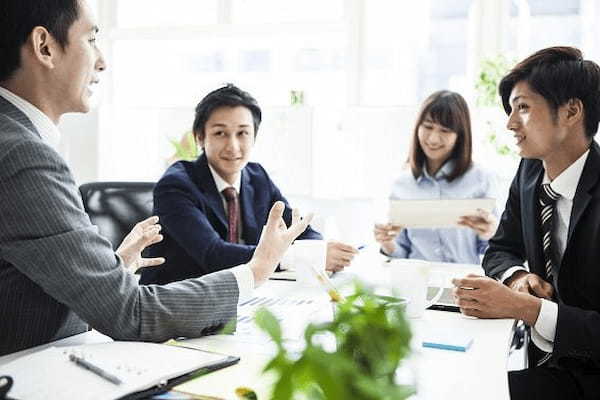 静まり返った会議…どうすれば?「問いかけの作法 チームの魅力と才能を引き出す技術」12月発売へ