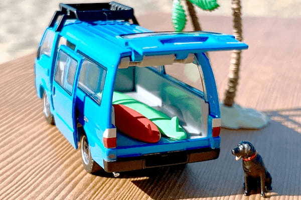 潮風まで感じられそう…ジオコレ64から「ボンゴブローニィ」のサーフィン情景セットが登場!【モデルカーズ】
