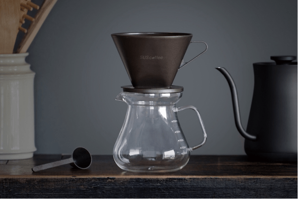『SUS coffee』から、コーヒー抽出後のかすを再利用したコーヒー器具などが登場