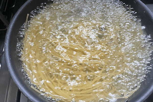 混ぜるだけのAosトラットリア「納豆と卵黄のパスタ」　濃厚さと爽やかさの極上ハーモニー