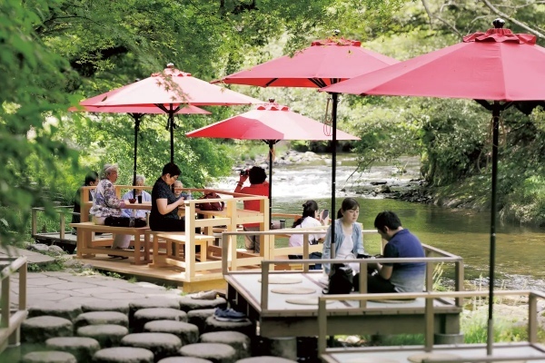 喫茶が旅の目的になる！わざわざ行きたい「絶景の清流喫茶」