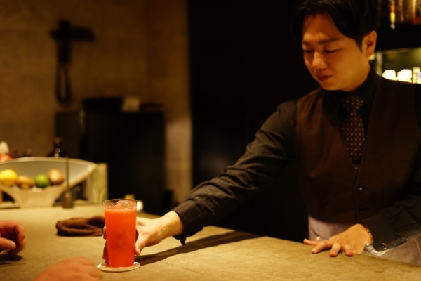 バーで「あちらのお客様からです」ってお酒を渡せば恋は生まれるのか