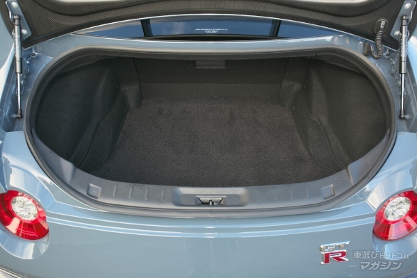 レーシングカーからのフィードバック多め。GT-R NISMOのインテリア