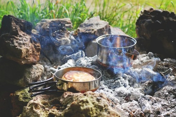 キャンプで手作りパンが食べたい！アウトドア向けクッカーで作る簡単レシピをご紹介。