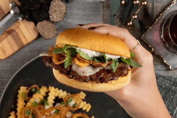 【Shake Shack】芳醇な黒トリュフの香りとジューシーな肉の旨味がたまらない「ブラックトリュフバーガー」が11月８日(水)より期間限定発売！