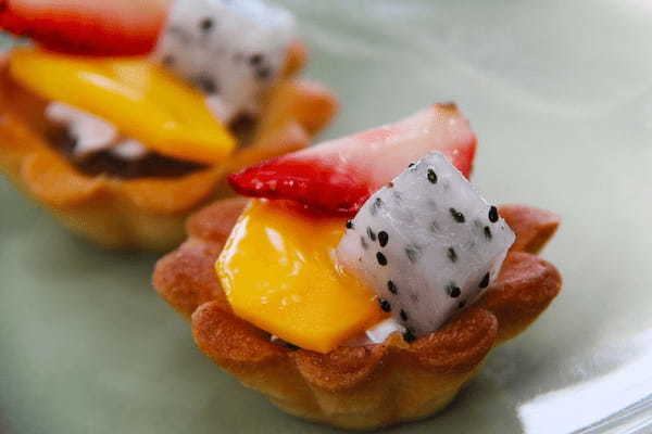 サクサクだったりホロッとしていたりと美味しい生地の洋菓子「タルト」。生地や中身、サイズなどで種類が異なるんです！！
