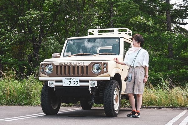 アイボリー✕ブラウンの配色がお気に入りのジムニーでカフェごっこ♪四角い車が好きな多趣味女子