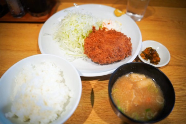 五反田で何気なく入った洋食店のメンチカツが最高に激ウマ　店主のさりげない一言が沁みる