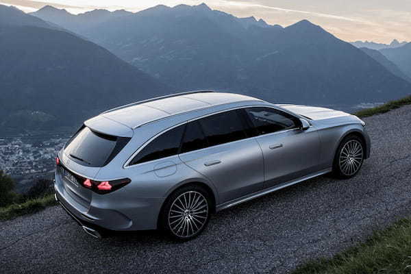 メルセデス・ベンツ E300 ExclusiveのISG搭載セダン、ワゴンと新型「E 220 d 4MATIC All-Terrain」を追加発売
