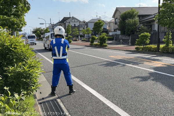 青服・白バイクで道路を見守る男性、その正体にゾッとした　「犯罪では？」と怒りの声続出