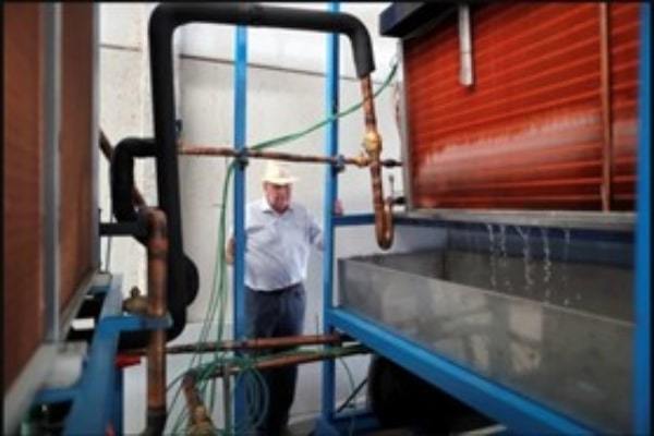 82歳の老人が「空気から水を生成できる機械」で人々を救う